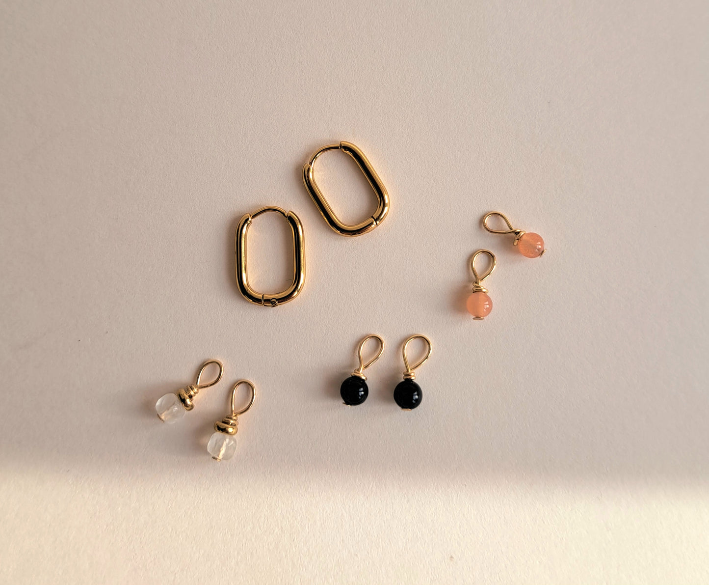 Boucles d'oreilles argentées ou dorées et son lot de 3 paires de breloques
