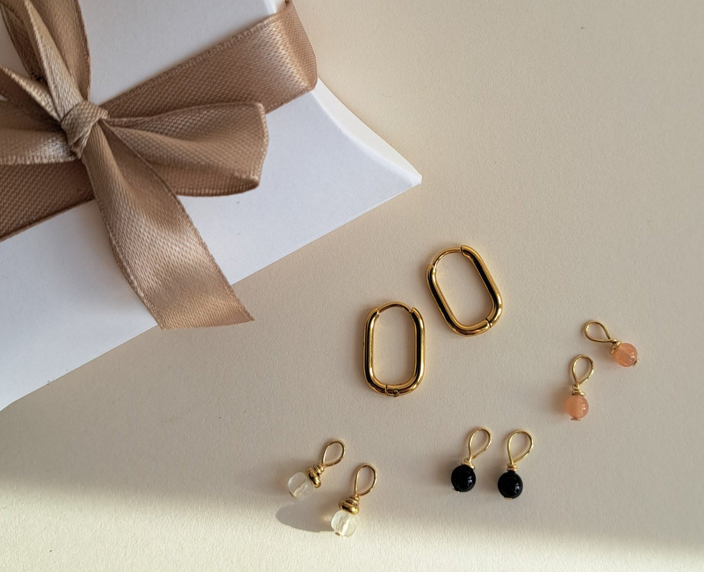 Boucles d'oreilles argentées ou dorées et son lot de 3 paires de breloques