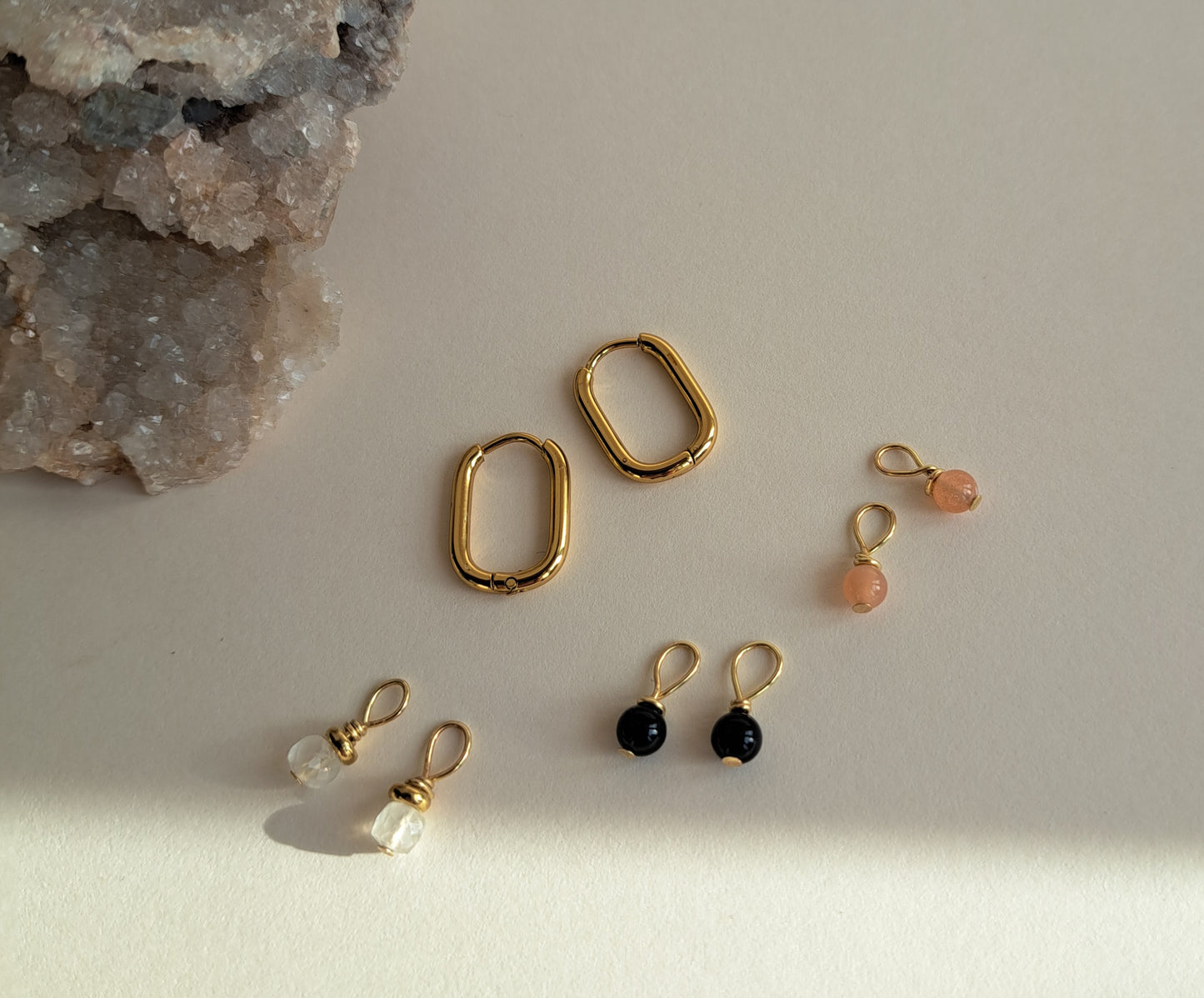 Boucles d'oreilles argentées ou dorées et son lot de 3 paires de breloques
