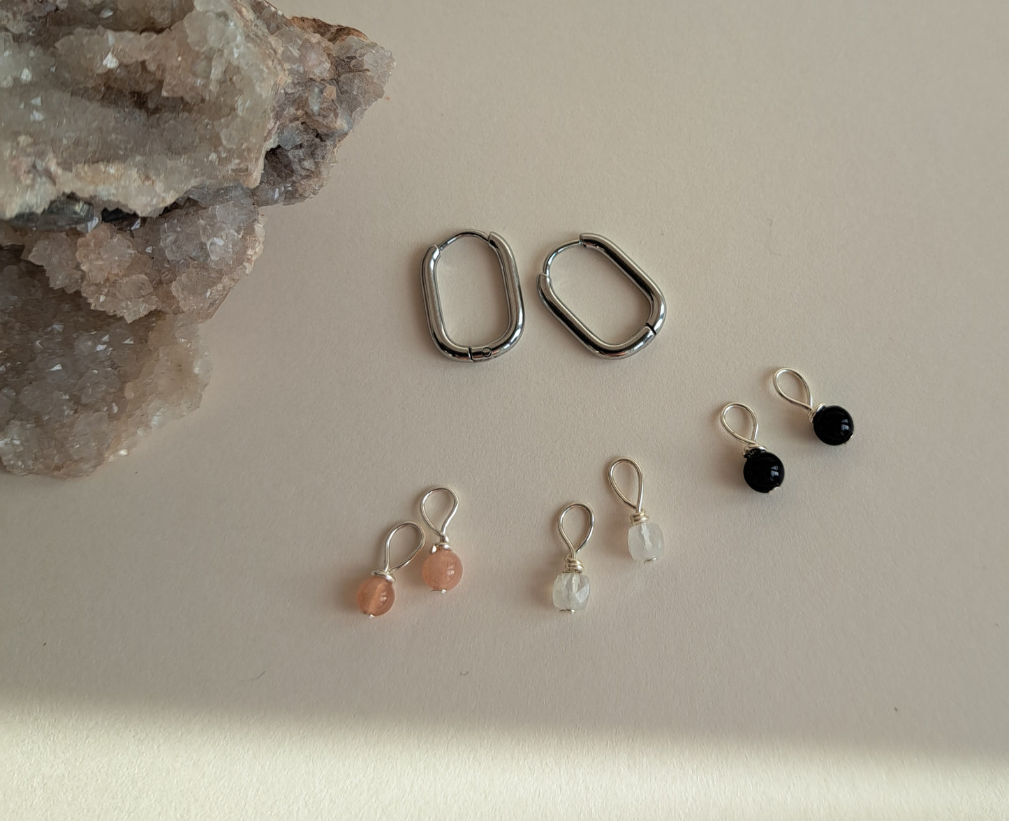 Boucles d'oreilles argentées ou dorées et son lot de 3 paires de breloques