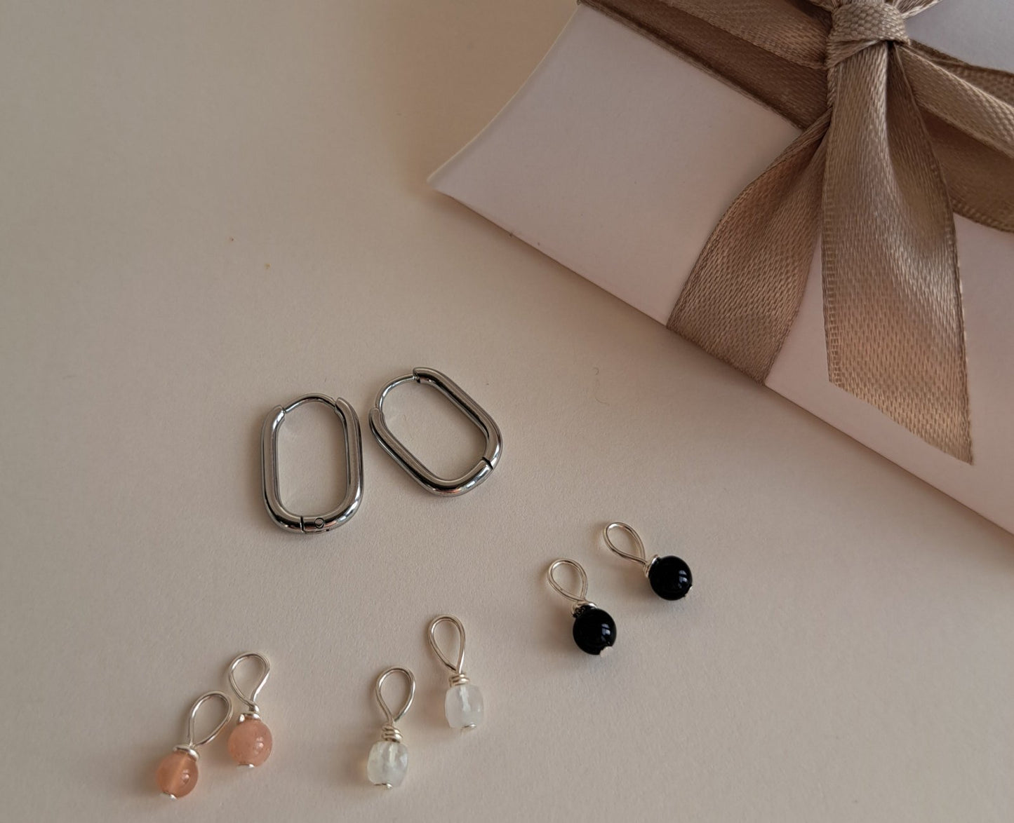 Boucles d'oreilles argentées ou dorées et son lot de 3 paires de breloques