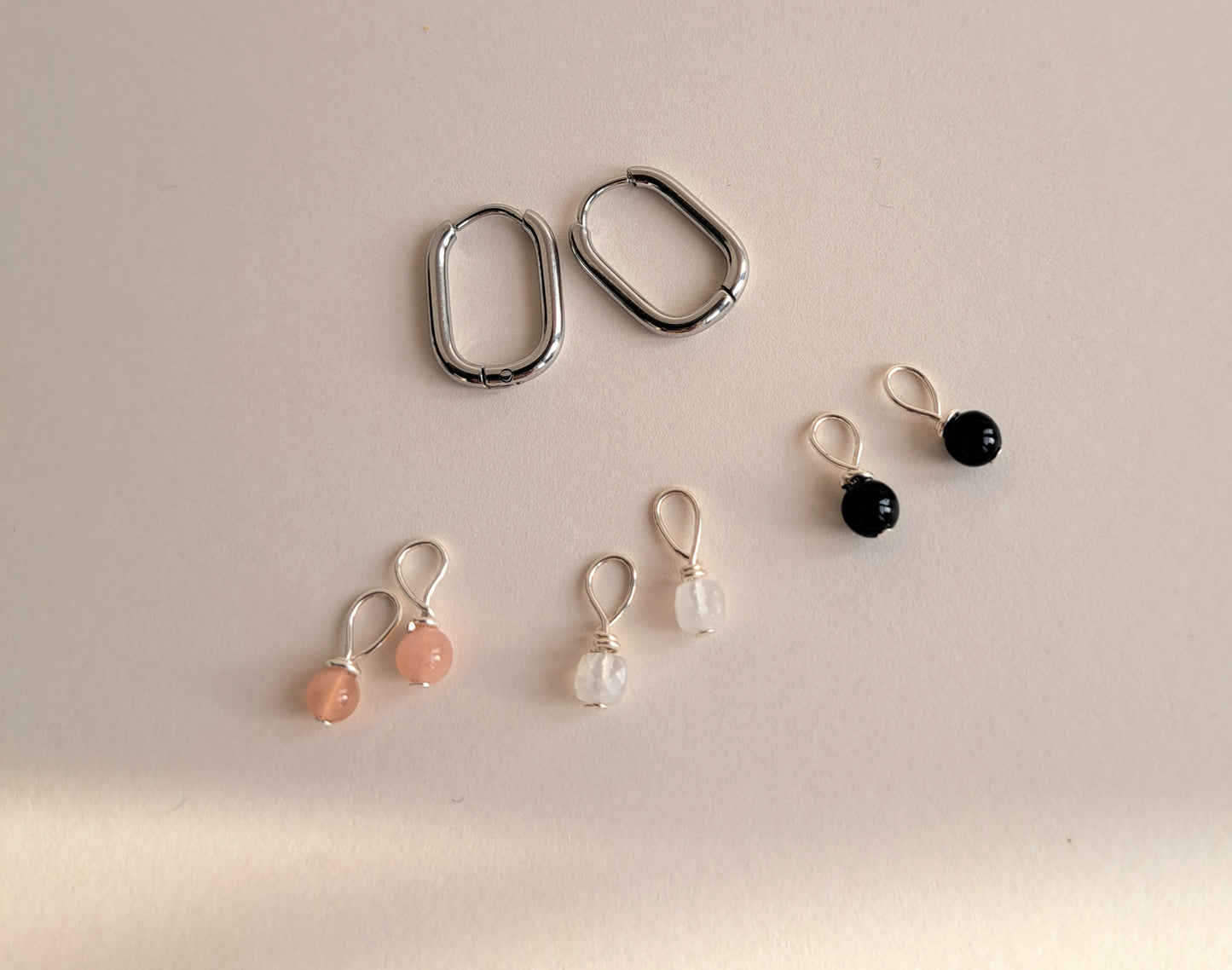 Boucles d'oreilles argentées ou dorées et son lot de 3 paires de breloques