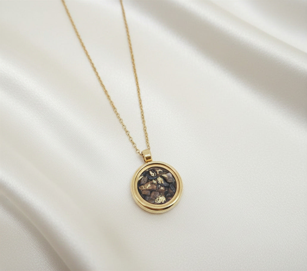 Collier médaillon pierres et feuille d'or