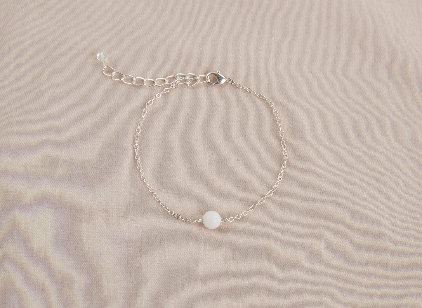 Bracelet perle de Lune, Féminité