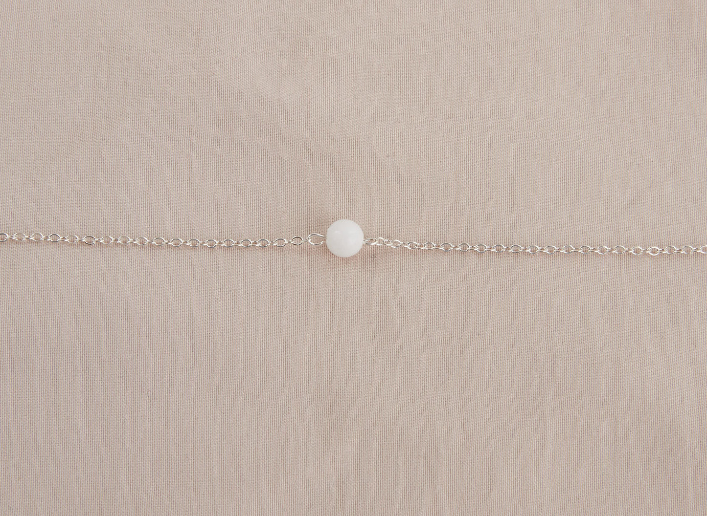 Bracelet perle de Lune, Féminité