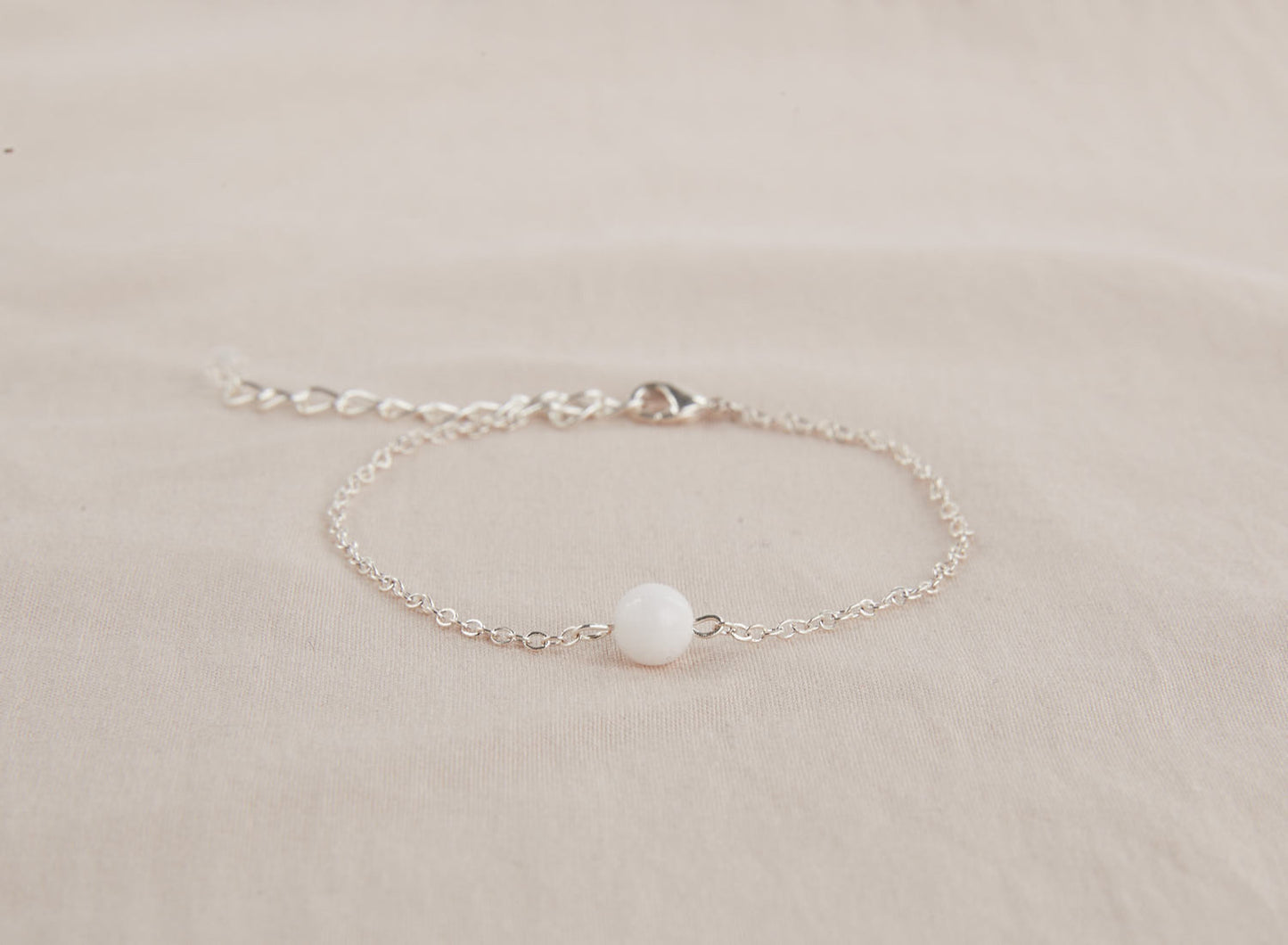 Bracelet perle de Lune, Féminité