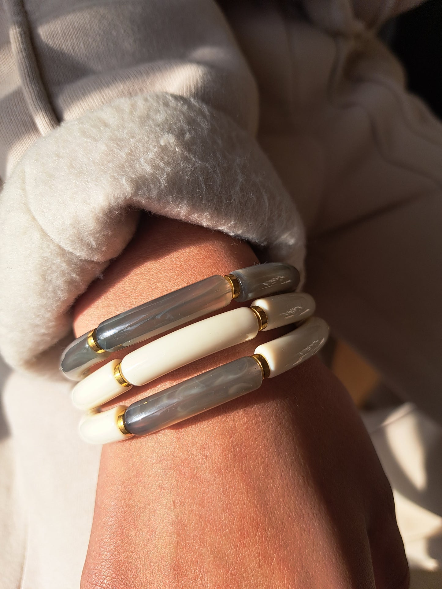 Set of 3 gray and cream resin bracelets