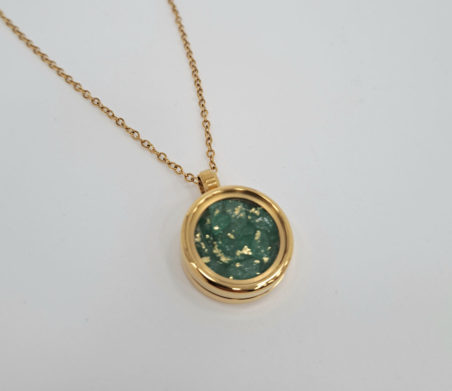 Collier médaillon pierres et feuille d'or