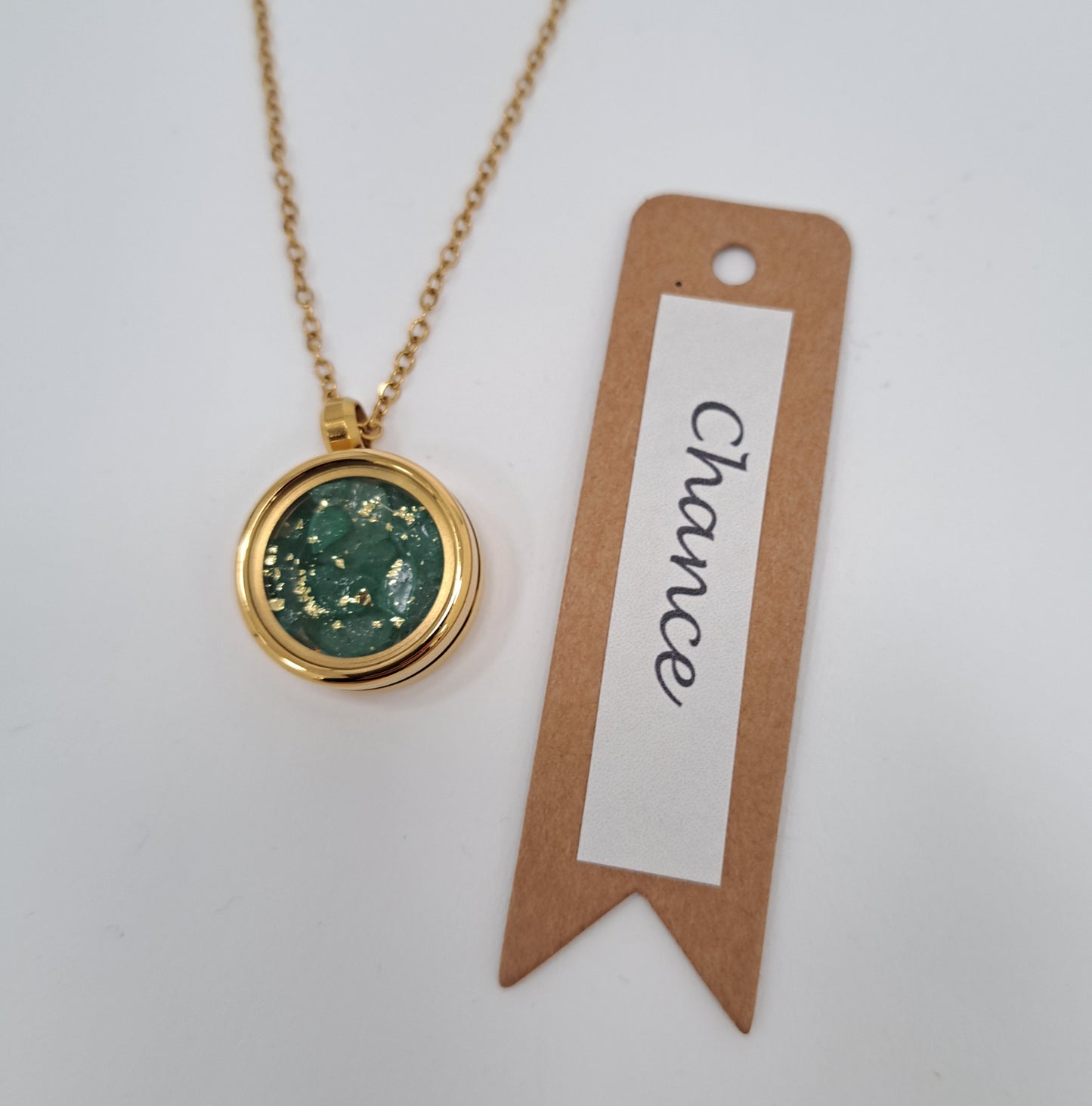 Collier médaillon pierres et feuille d'or