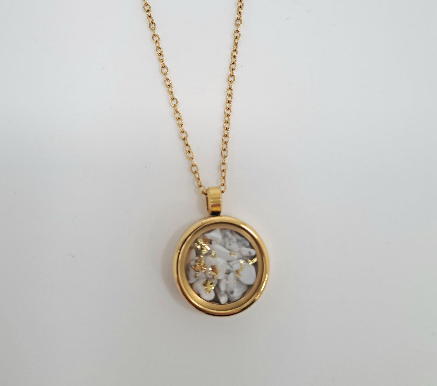 Collier médaillon pierres et feuille d'or