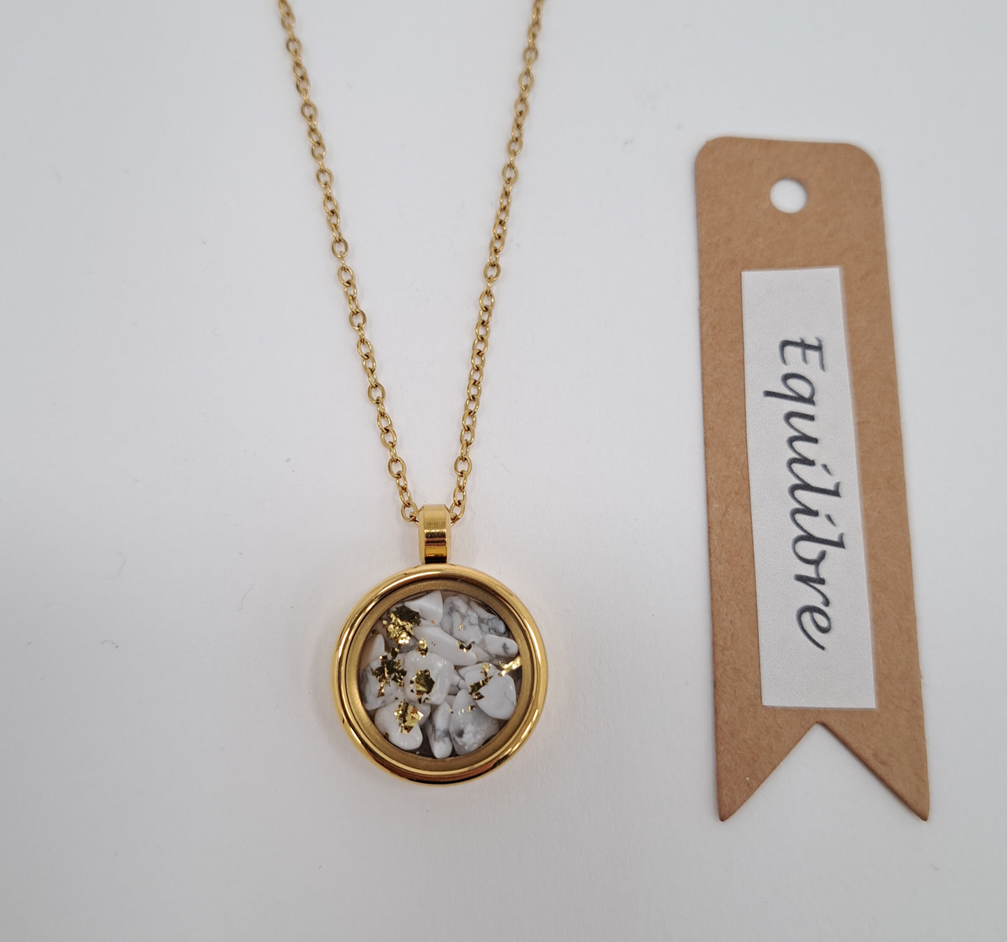 Collier médaillon pierres et feuille d'or