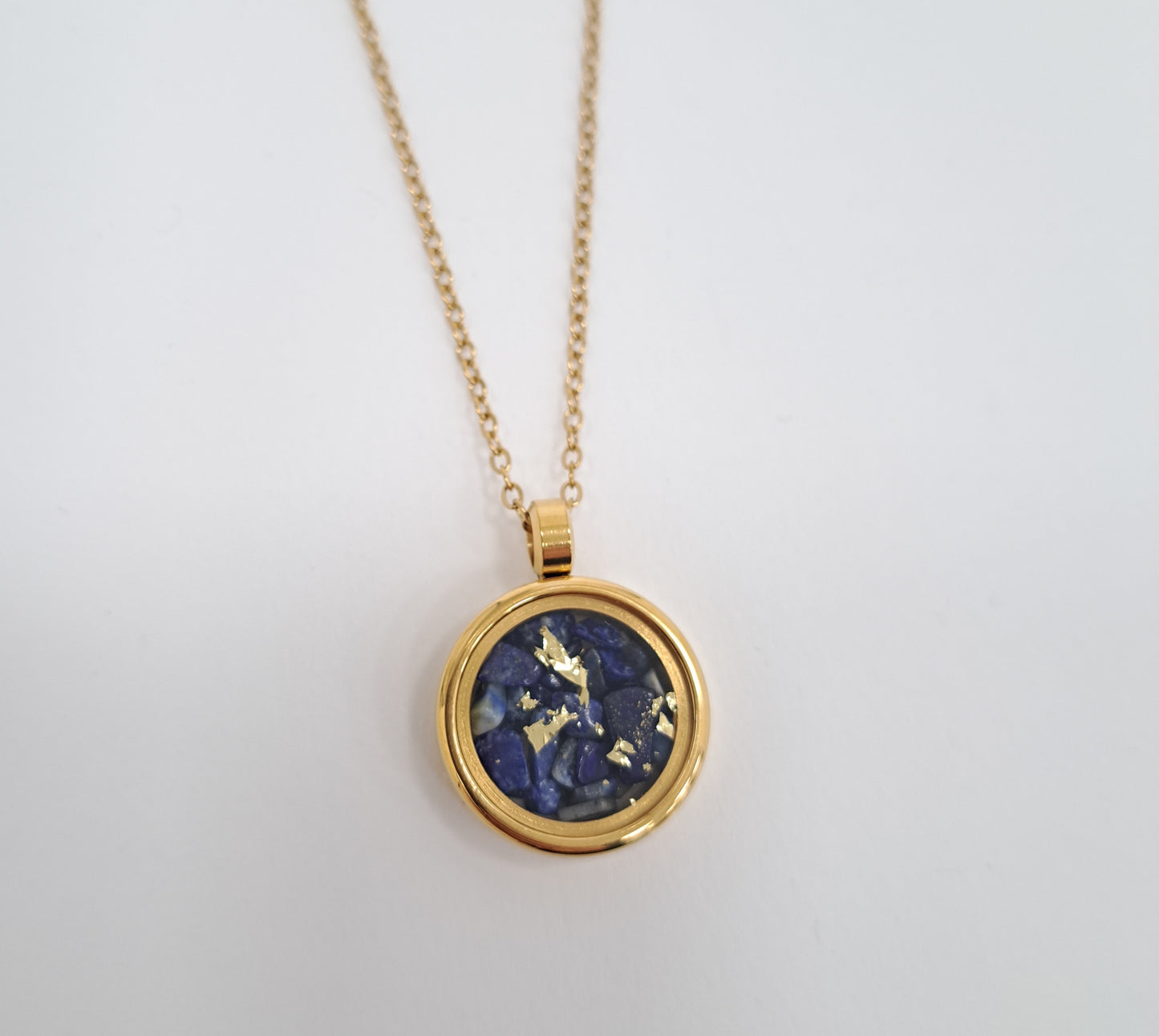 Collier médaillon pierres et feuille d'or