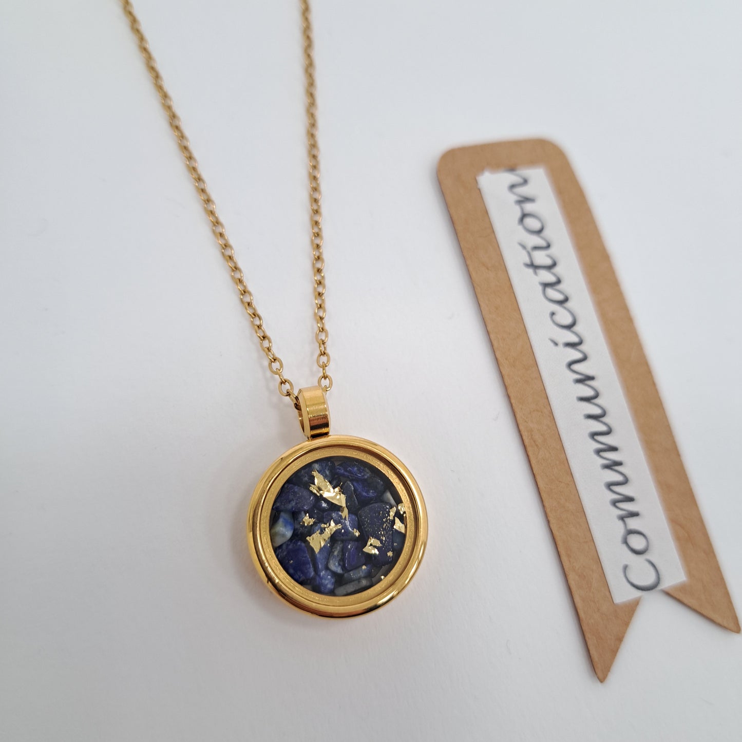 Collier médaillon pierres et feuille d'or