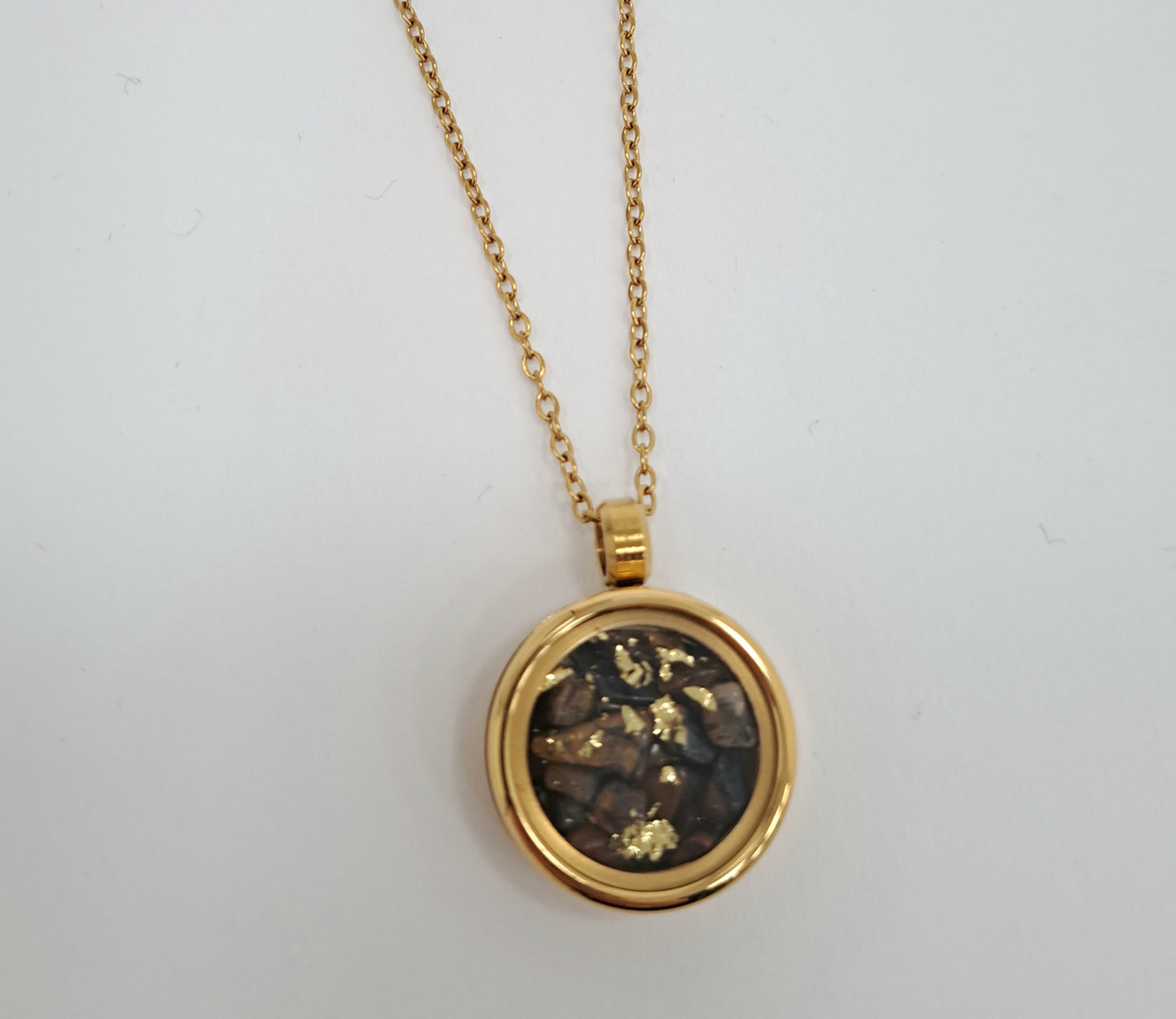 Collier médaillon pierres et feuille d'or