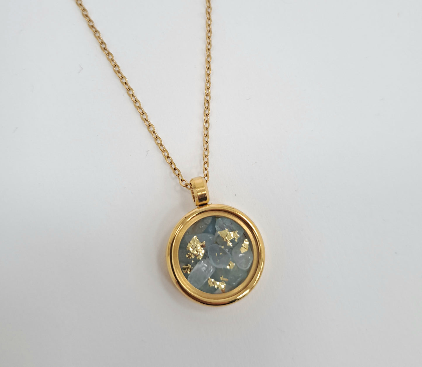 Collier médaillon pierres et feuille d'or