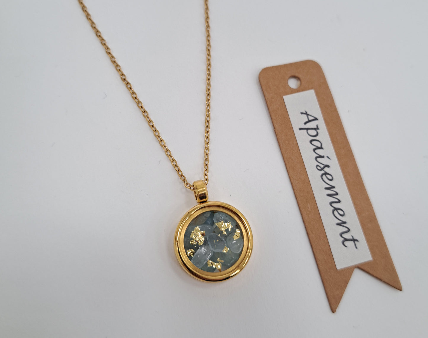 Collier médaillon pierres et feuille d'or