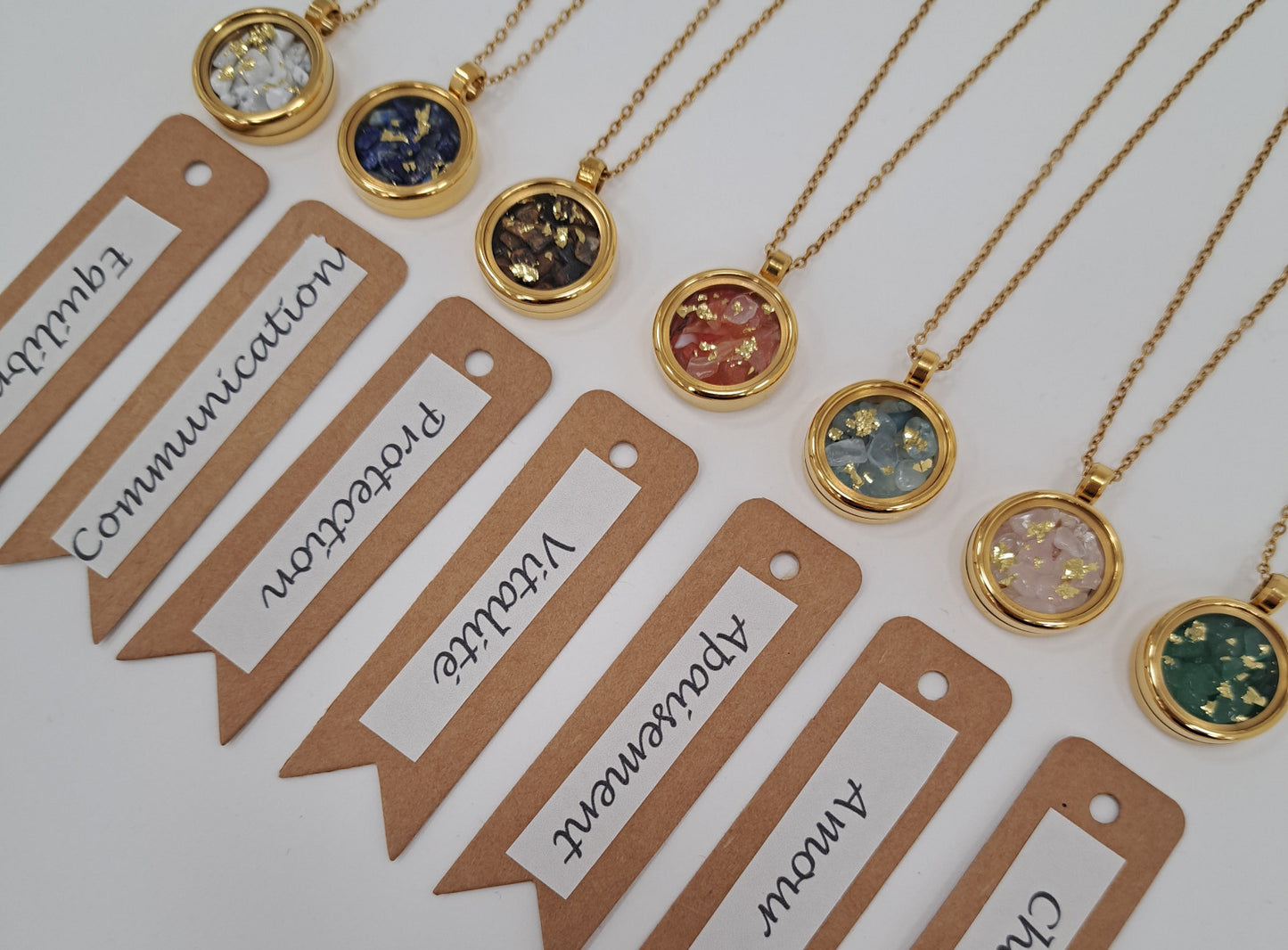 Collier médaillon pierres et feuille d'or