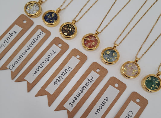 Collier médaillon pierres et feuille d'or