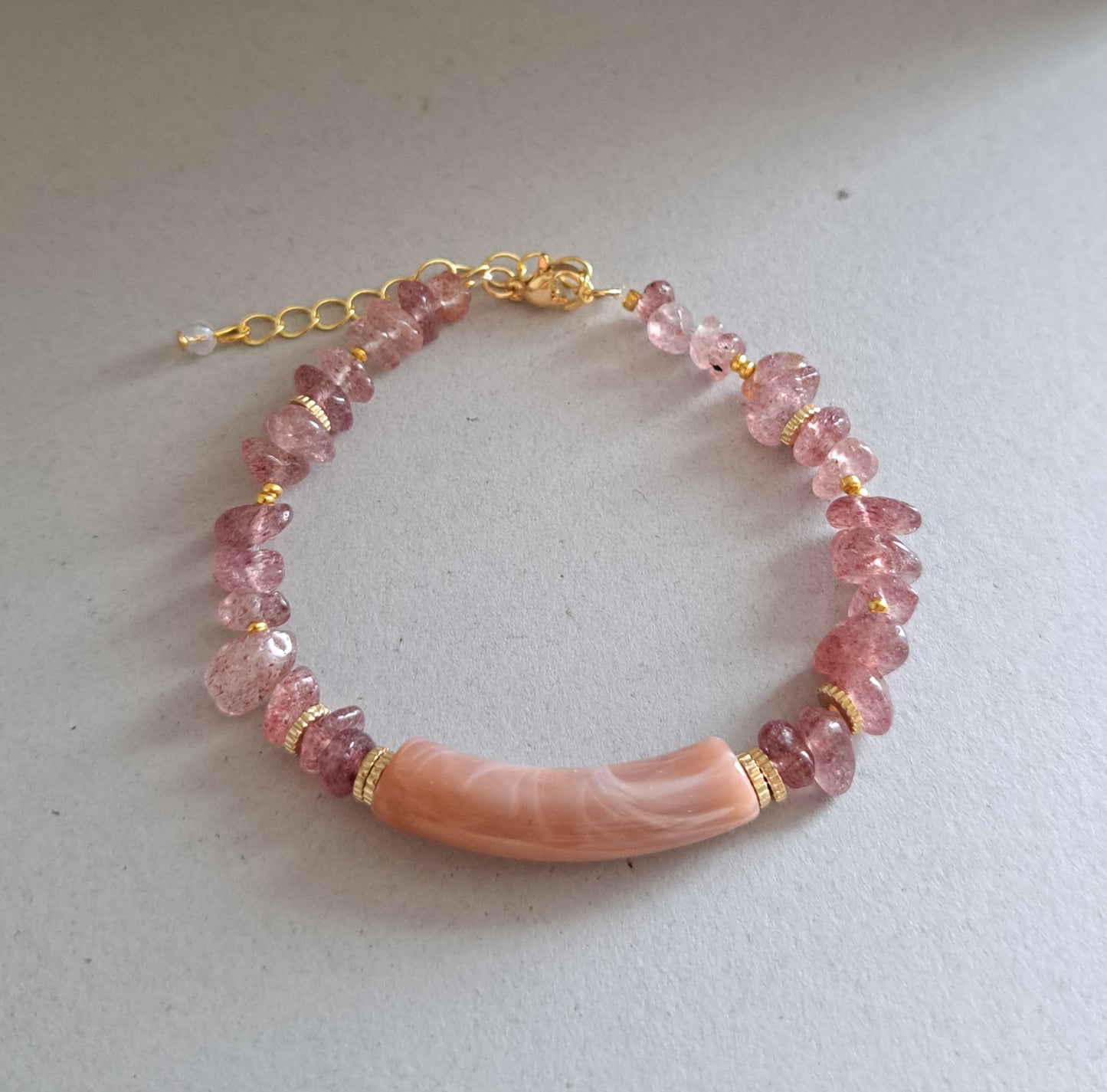 Bracelet pierres quartz fraise et résine