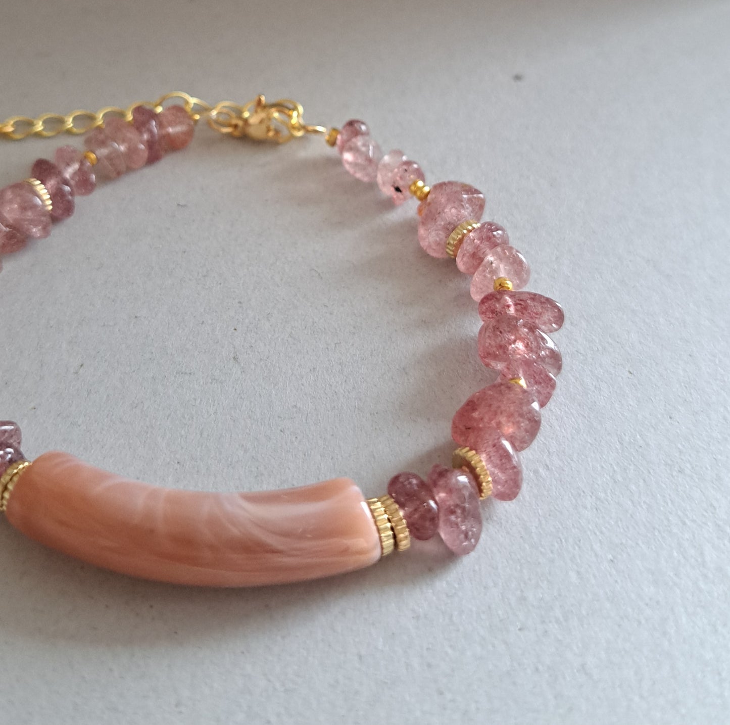 Bracelet pierres quartz fraise et résine