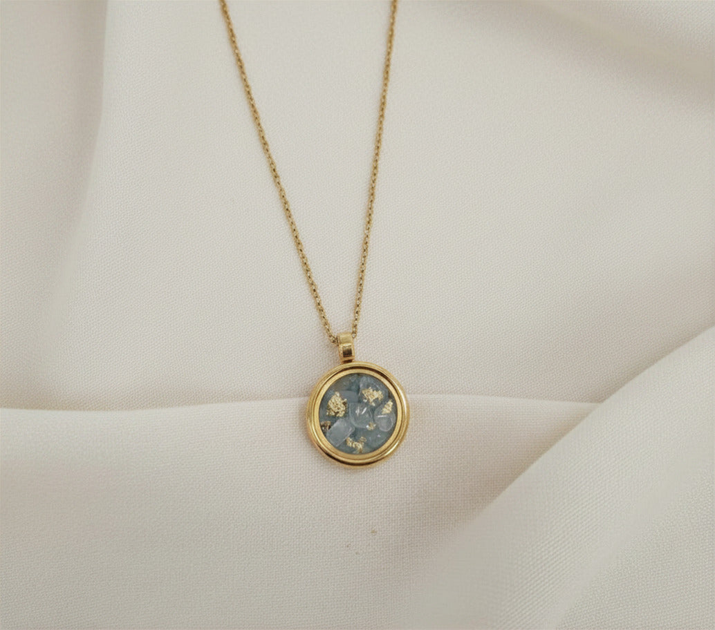 Collier médaillon pierres et feuille d'or
