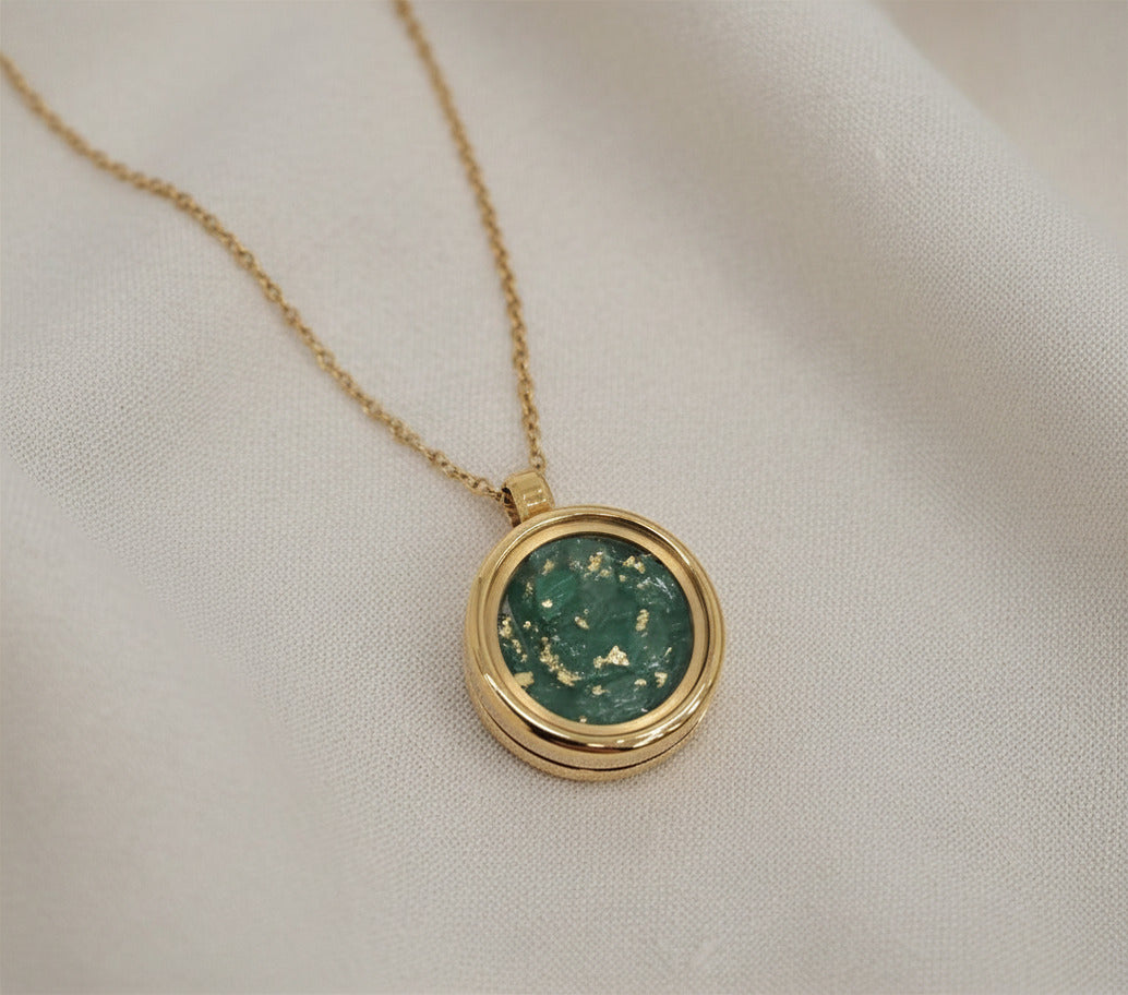 Collier médaillon pierres et feuille d'or