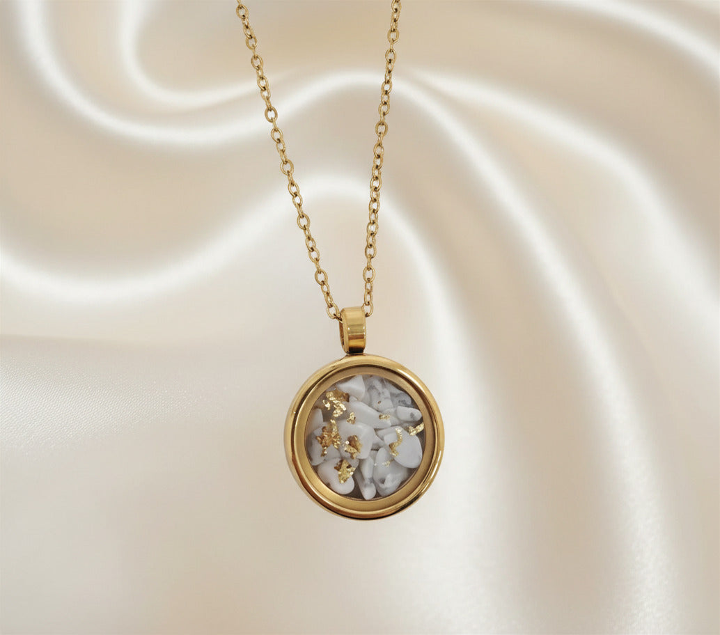Collier médaillon pierres et feuille d'or
