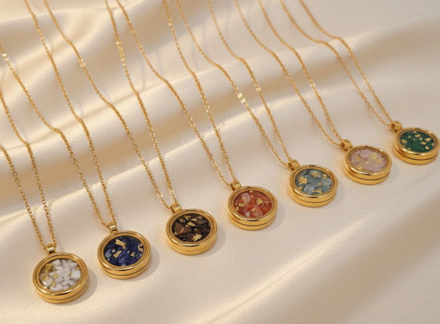 Collier médaillon pierres et feuille d'or