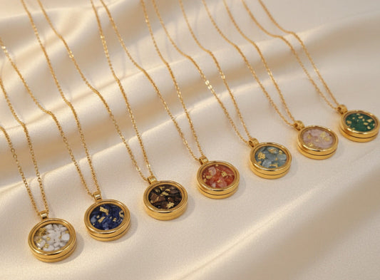 Collier médaillon pierres et feuille d'or