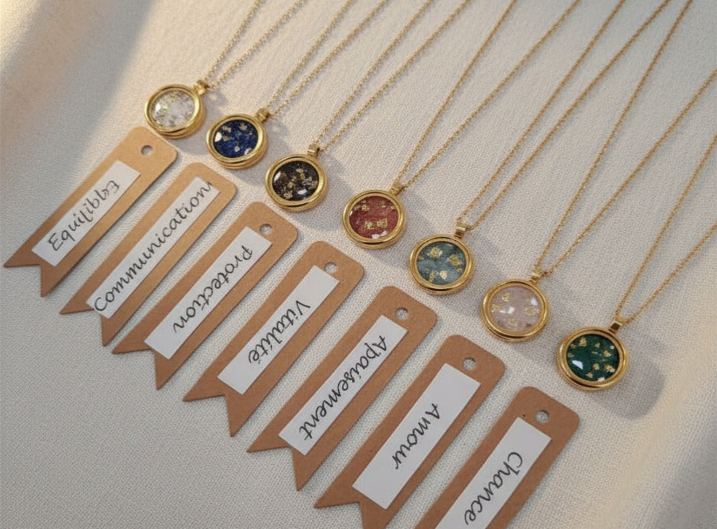 Collier médaillon pierres et feuille d'or