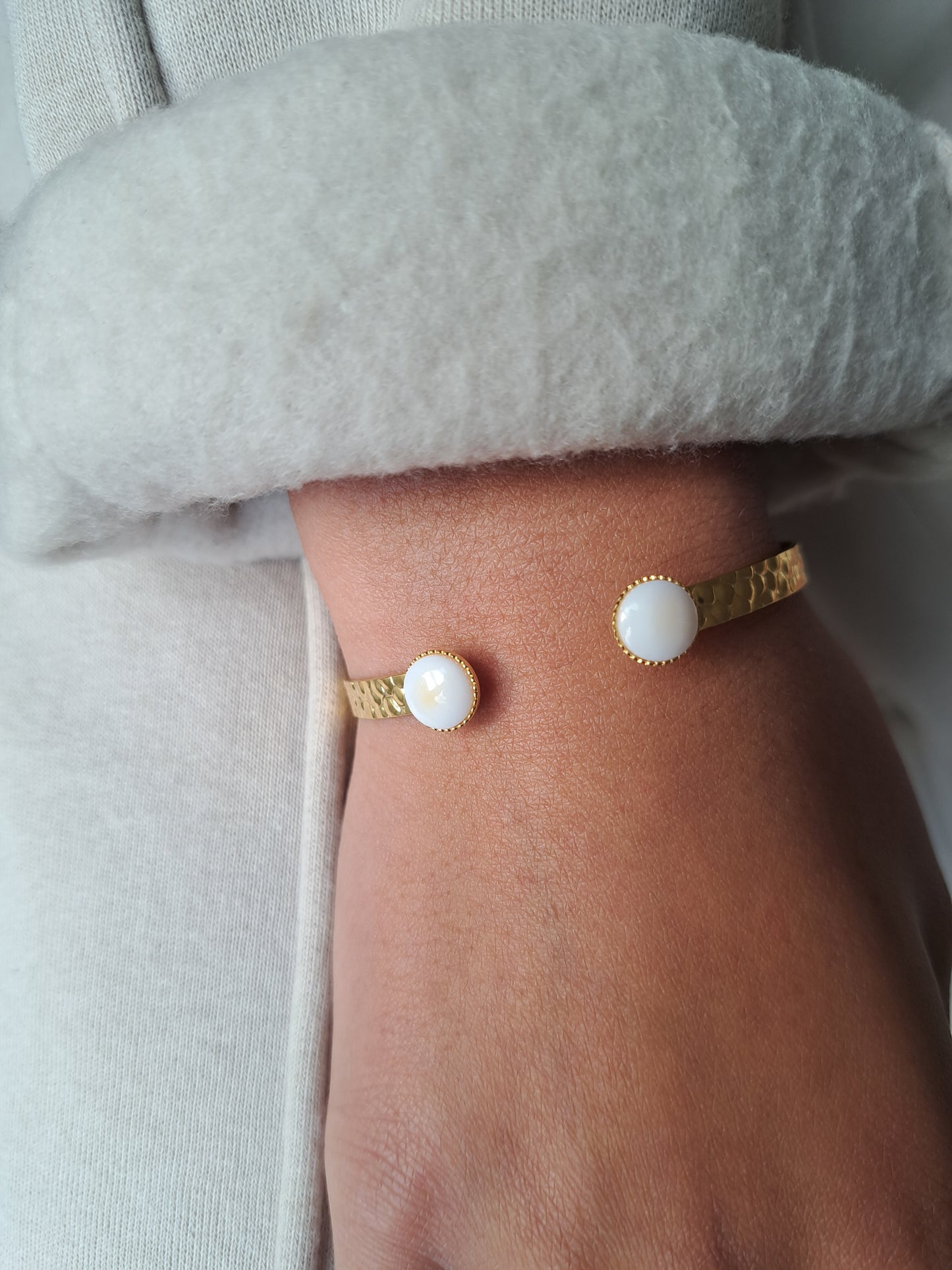 Mother-of-pearl stone bangle bracelet - Gold-plated